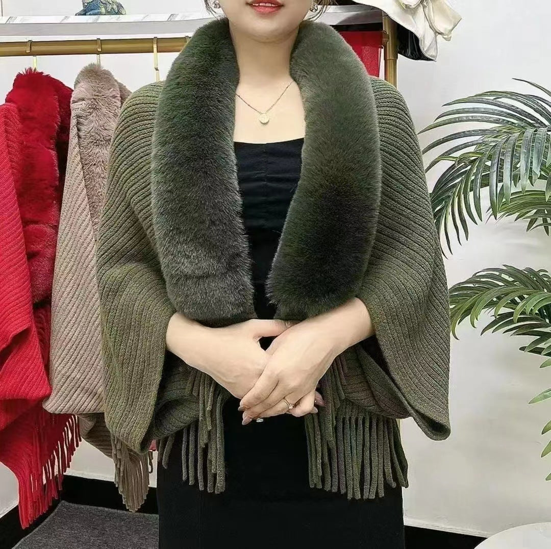 ❄️Pleteni šal s plišanim ovratnikom – elegantan i topao, savršen za svaku prigodu i stvaranje sofisticiranog izgleda.